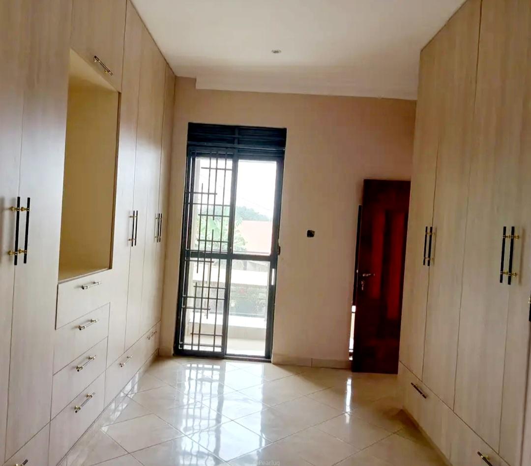 Muyenga 5 bedrooms duplex stand-alone for rent