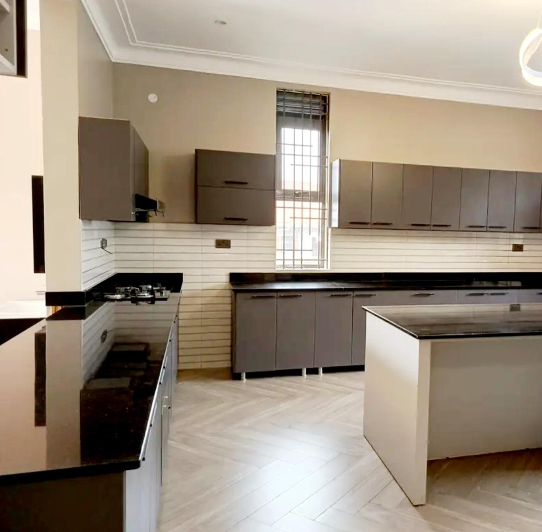 Muyenga 5 bedrooms duplex stand-alone for rent
