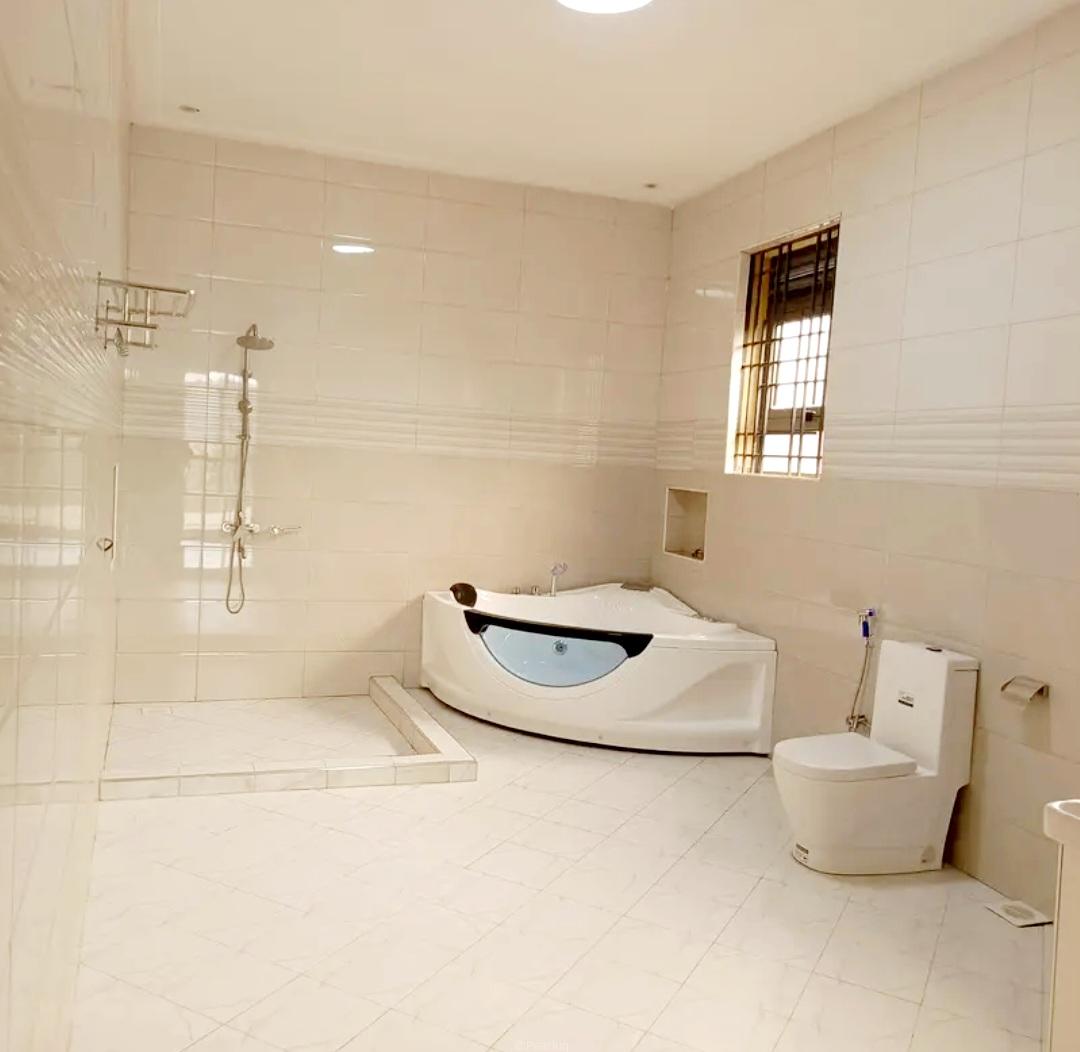Muyenga 5 bedrooms duplex stand-alone for rent