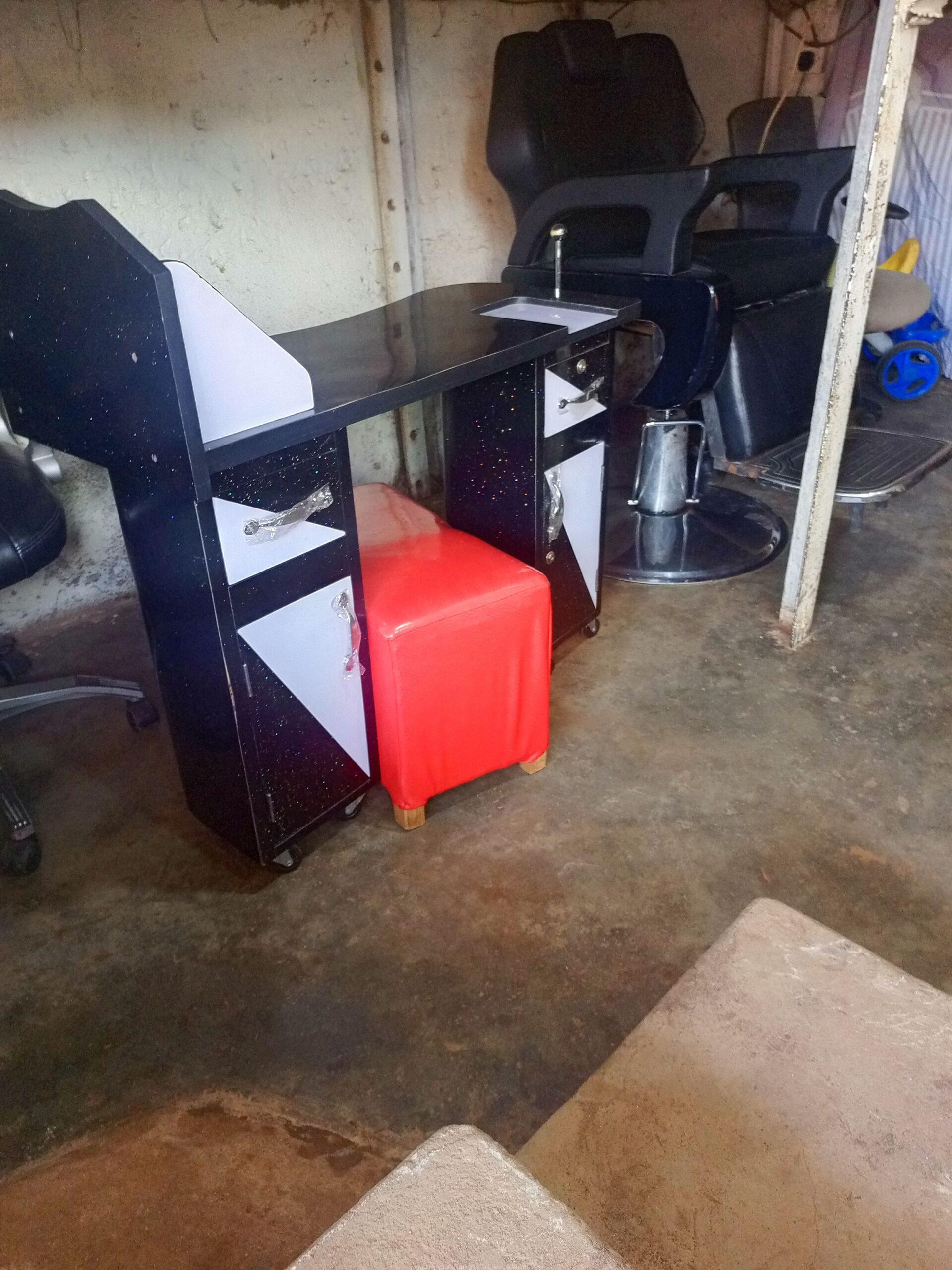 Saloon nail table