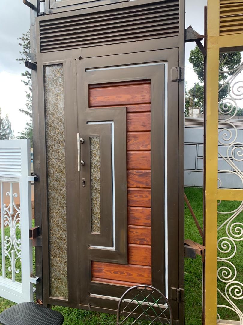 Door maindoor