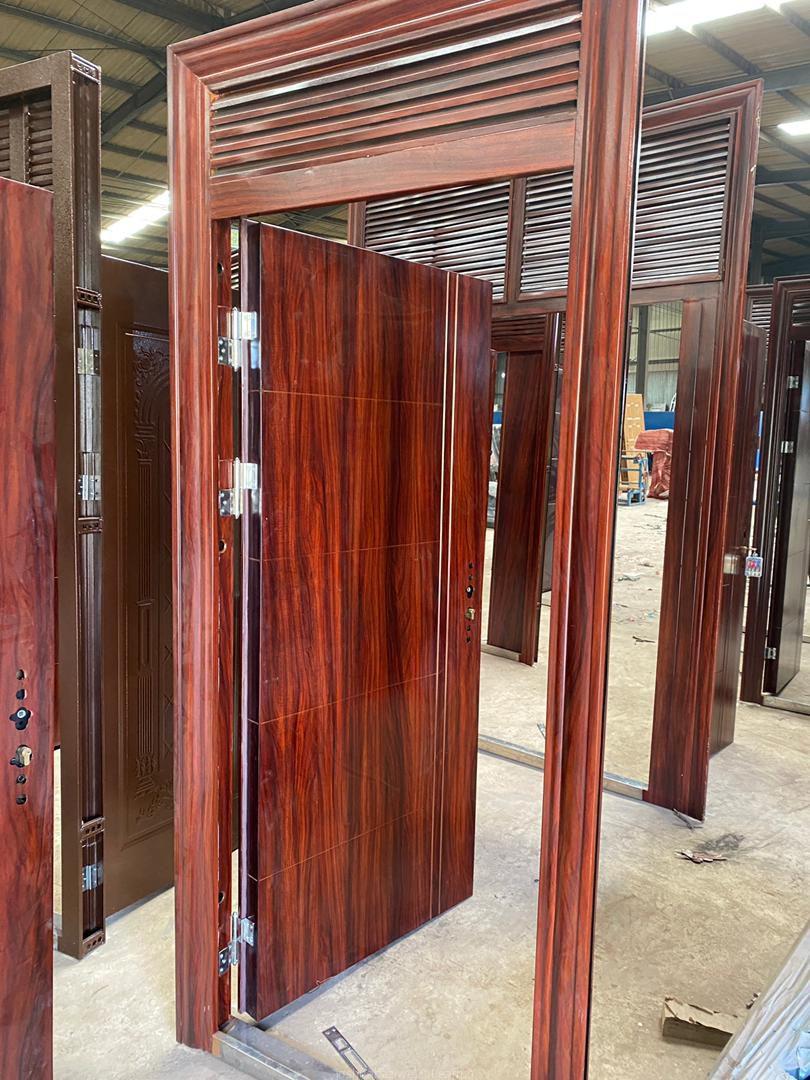 Door maindoor