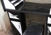 Nail table for saloon