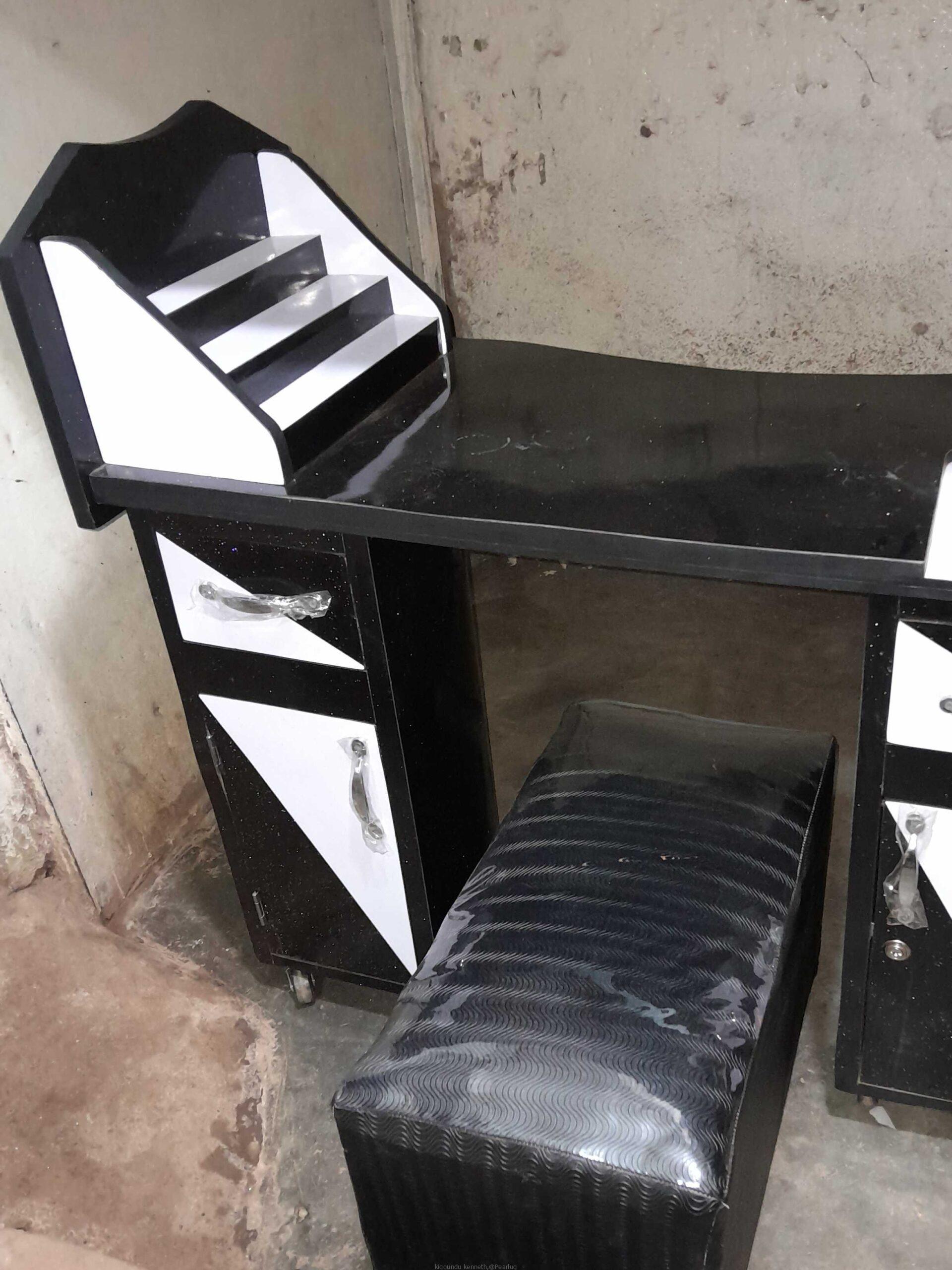 Nail table for saloon