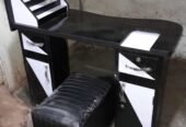 Nail table for saloon