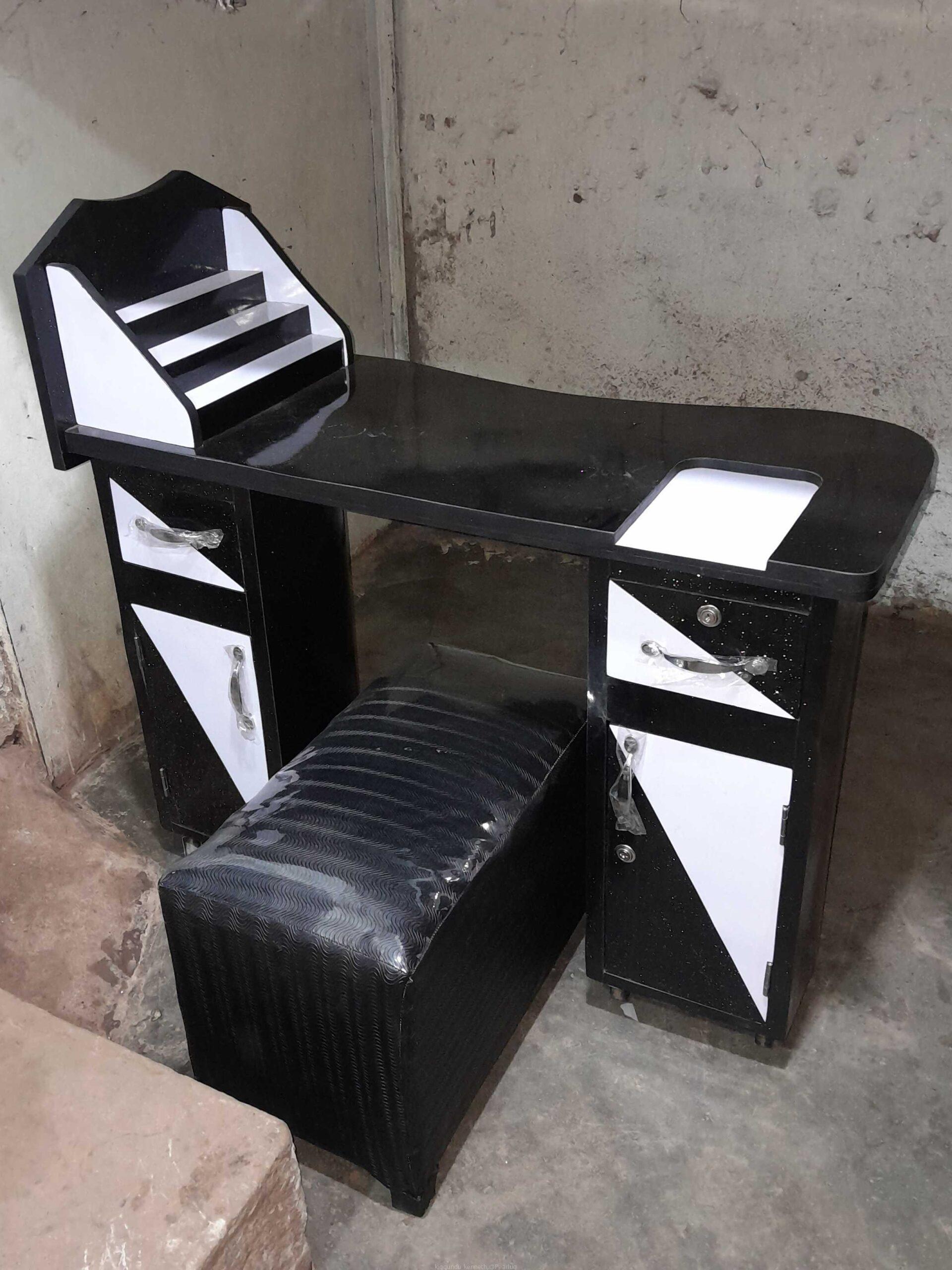 Nail table for saloon