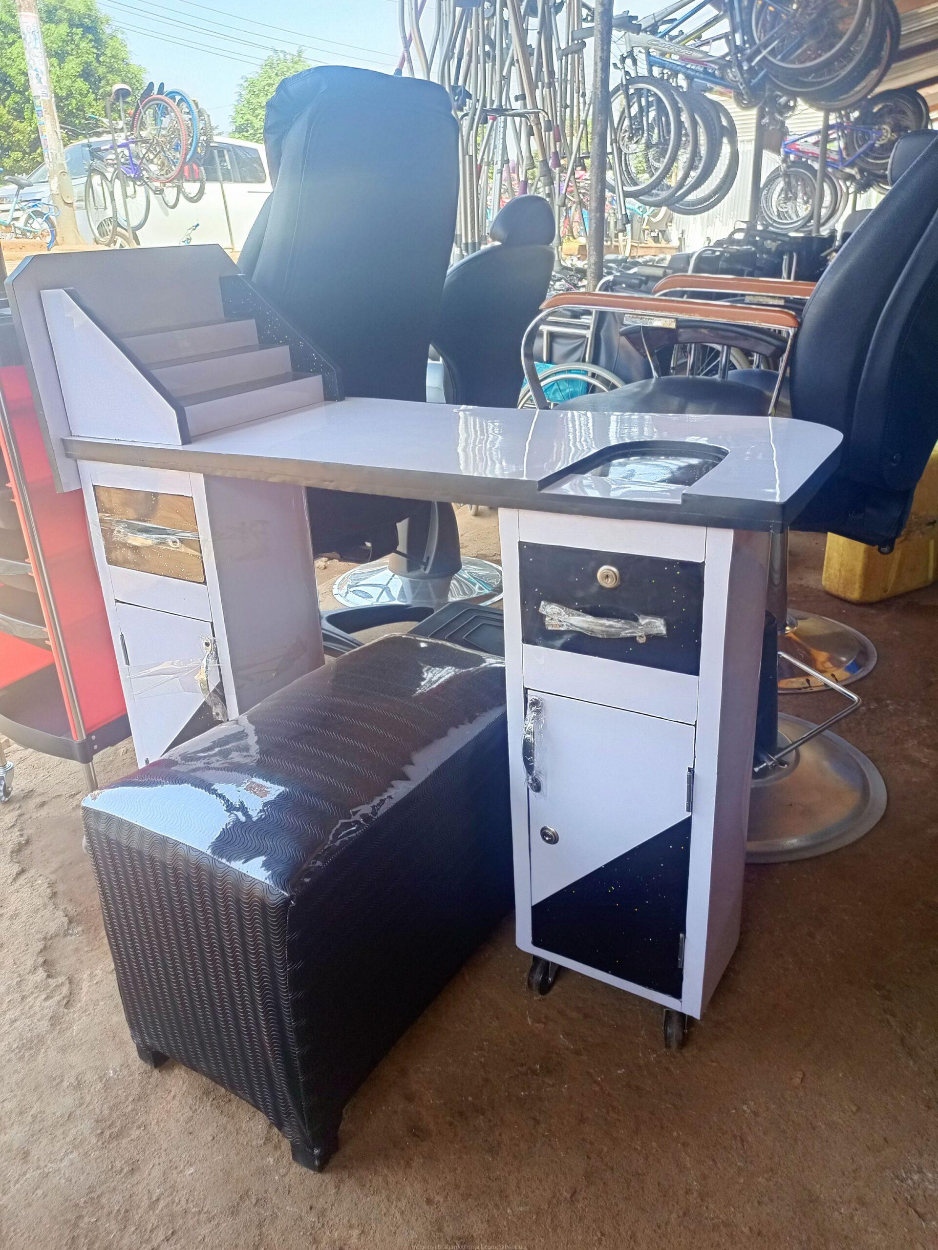 Saloon nail table