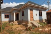 House for sale 🇺🇬🇺🇬 🚩3 Bedrooms & 2 Indoor Toilets + 🛁🚿 🚩Big Bitting Room + Kitchen 🚩Sited on 50by70ft ( Solid Agreement sale) 🚩Fenced, power & Ample parking space. 🚩 Located Nansana Kyebando town, 1km off tarmac Hoima Rd. @@ 85m ugx