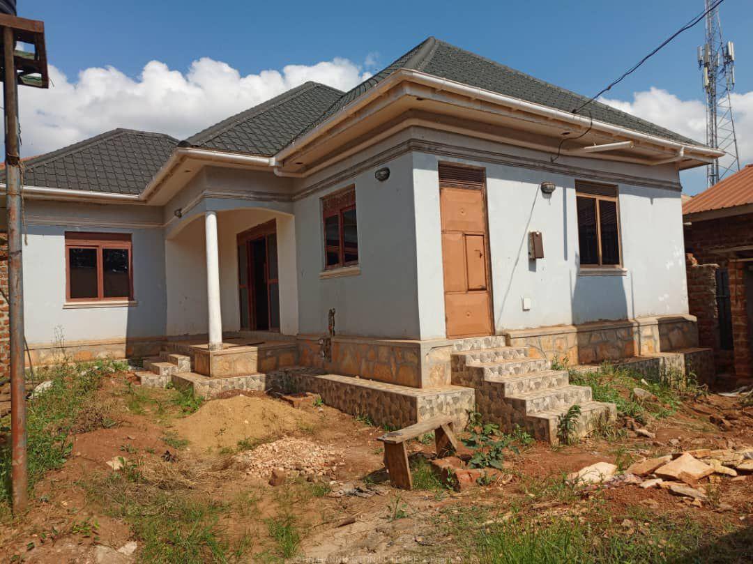 House for sale 🇺🇬🇺🇬 🚩3 Bedrooms & 2 Indoor Toilets + 🛁🚿 🚩Big Bitting Room + Kitchen 🚩Sited on 50by70ft ( Solid Agreement sale) 🚩Fenced, power & Ample parking space. 🚩 Located Nansana Kyebando town, 1km off tarmac Hoima Rd. @@ 85m ugx