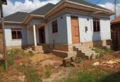 House for sale 🇺🇬🇺🇬 🚩3 Bedrooms & 2 Indoor Toilets + 🛁🚿 🚩Big Bitting Room + Kitchen 🚩Sited on 50by70ft ( Solid Agreement sale) 🚩Fenced, power & Ample parking space. 🚩 Located Nansana Kyebando town, 1km off tarmac Hoima Rd. @@ 85m ugx