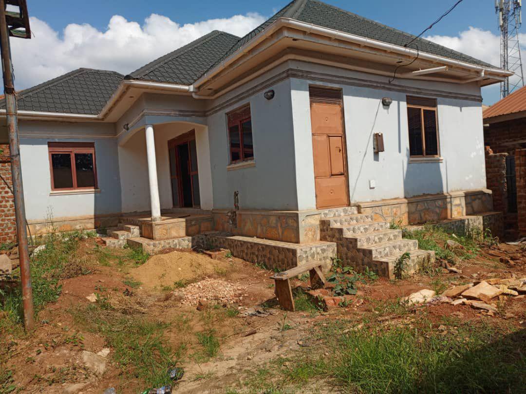 House for sale 🇺🇬🇺🇬 🚩3 Bedrooms & 2 Indoor Toilets + 🛁🚿 🚩Big Bitting Room + Kitchen 🚩Sited on 50by70ft ( Solid Agreement sale) 🚩Fenced, power & Ample parking space. 🚩 Located Nansana Kyebando town, 1km off tarmac Hoima Rd. @@ 85m ugx