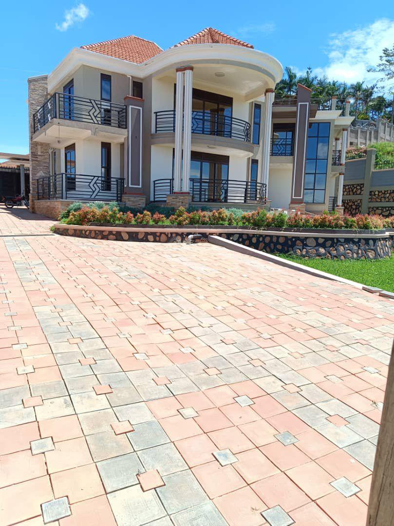 HOUSE 🏠 FOR SALE LOCATED ON KITENDE ENTEBBE ROAD