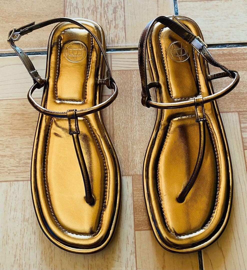 Flat shoes