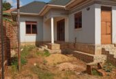 House for sale 🇺🇬🇺🇬 🚩3 Bedrooms & 2 Indoor Toilets + 🛁🚿 🚩Big Bitting Room + Kitchen 🚩Sited on 50by70ft ( Solid Agreement sale) 🚩Fenced, power & Ample parking space. 🚩 Located Nansana Kyebando town, 1km off tarmac Hoima Rd. @@ 85m ugx