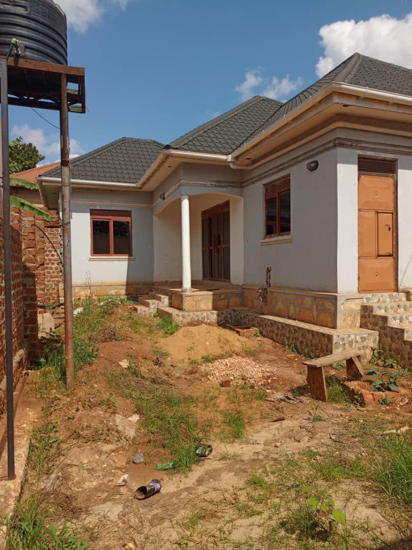 House for sale 🇺🇬🇺🇬 🚩3 Bedrooms & 2 Indoor Toilets + 🛁🚿 🚩Big Bitting Room + Kitchen 🚩Sited on 50by70ft ( Solid Agreement sale) 🚩Fenced, power & Ample parking space. 🚩 Located Nansana Kyebando town, 1km off tarmac Hoima Rd. @@ 85m ugx