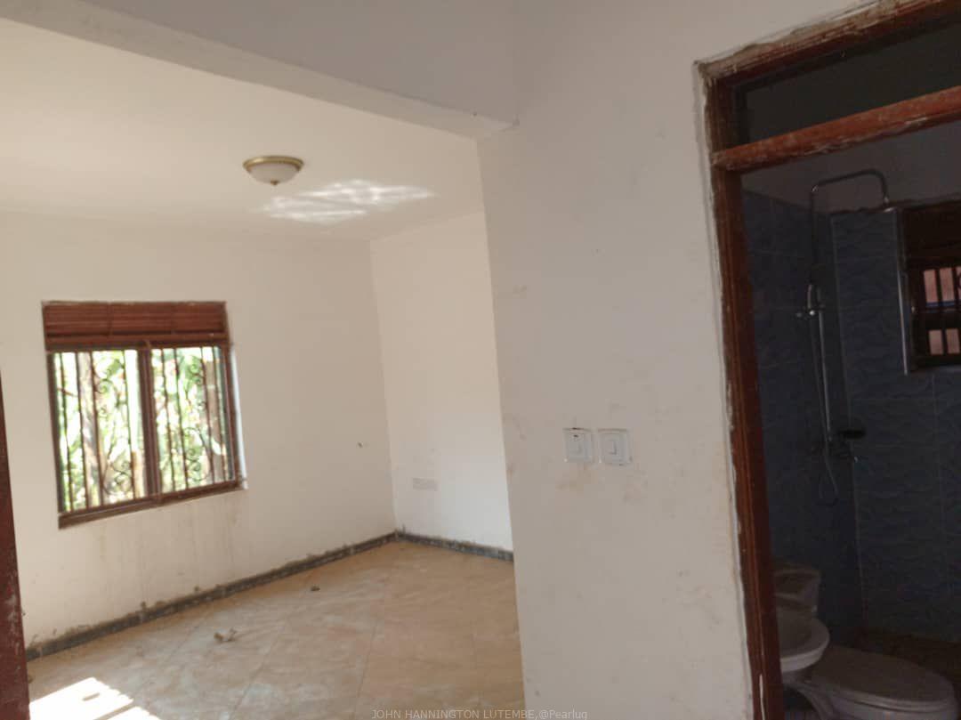 House for sale 🇺🇬🇺🇬 🚩3 Bedrooms & 2 Indoor Toilets + 🛁🚿 🚩Big Bitting Room + Kitchen 🚩Sited on 50by70ft ( Solid Agreement sale) 🚩Fenced, power & Ample parking space. 🚩 Located Nansana Kyebando town, 1km off tarmac Hoima Rd. @@ 85m ugx