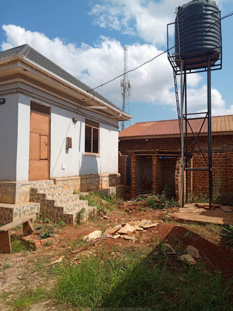 House for sale 🇺🇬🇺🇬 🚩3 Bedrooms & 2 Indoor Toilets + 🛁🚿 🚩Big Bitting Room + Kitchen 🚩Sited on 50by70ft ( Solid Agreement sale) 🚩Fenced, power & Ample parking space. 🚩 Located Nansana Kyebando town, 1km off tarmac Hoima Rd. @@ 85m ugx