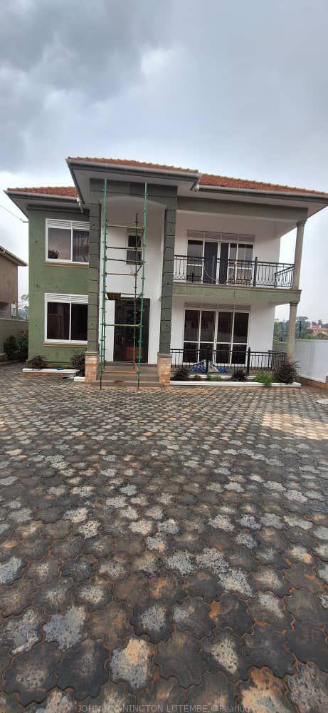HOUSE 🏠 FOR SALE LOCATED ON KITENDE ENTEBBE ROAD
