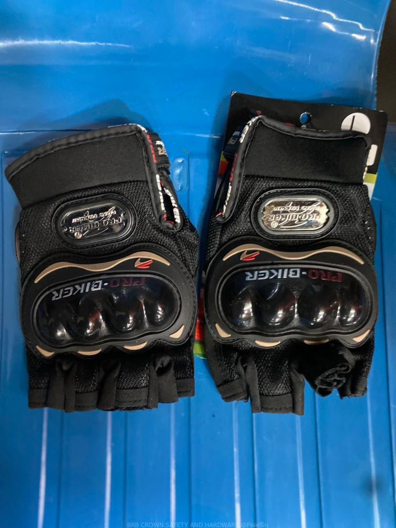 Riding gloves