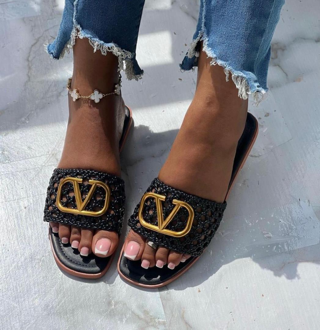 Flat shoes