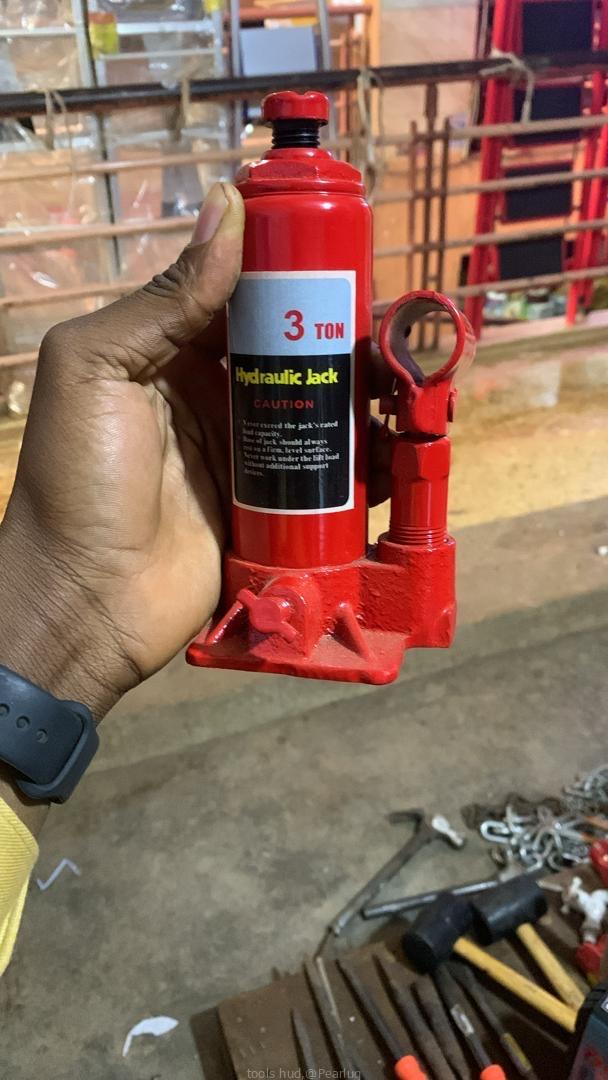 Hydraulic jacks