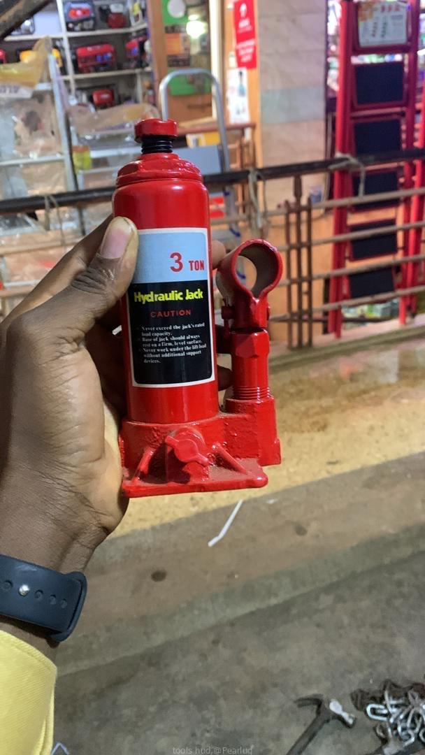 Hydraulic jacks