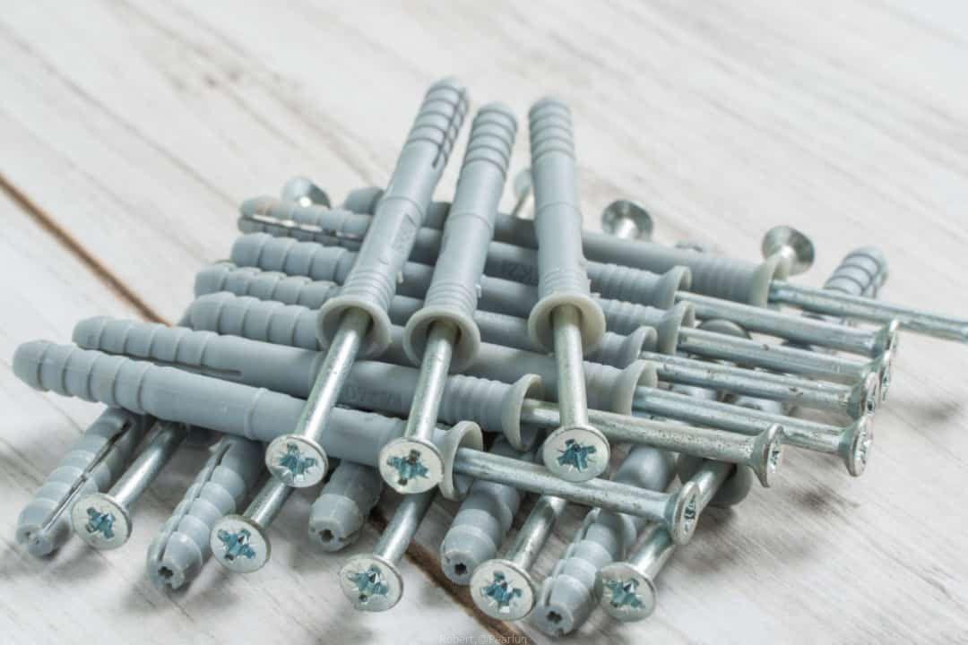 PLUG SCREWS