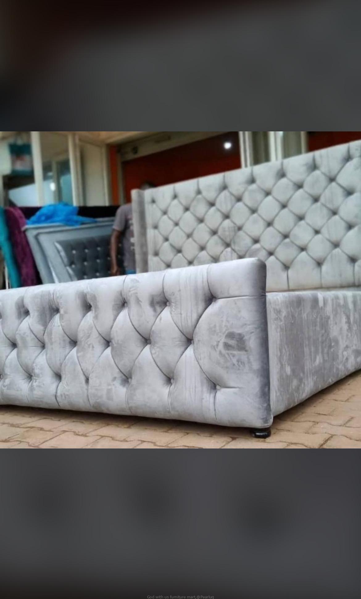Upholstery tufted bed