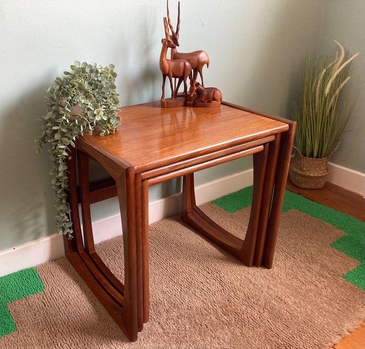 Mugavu vintage nest table