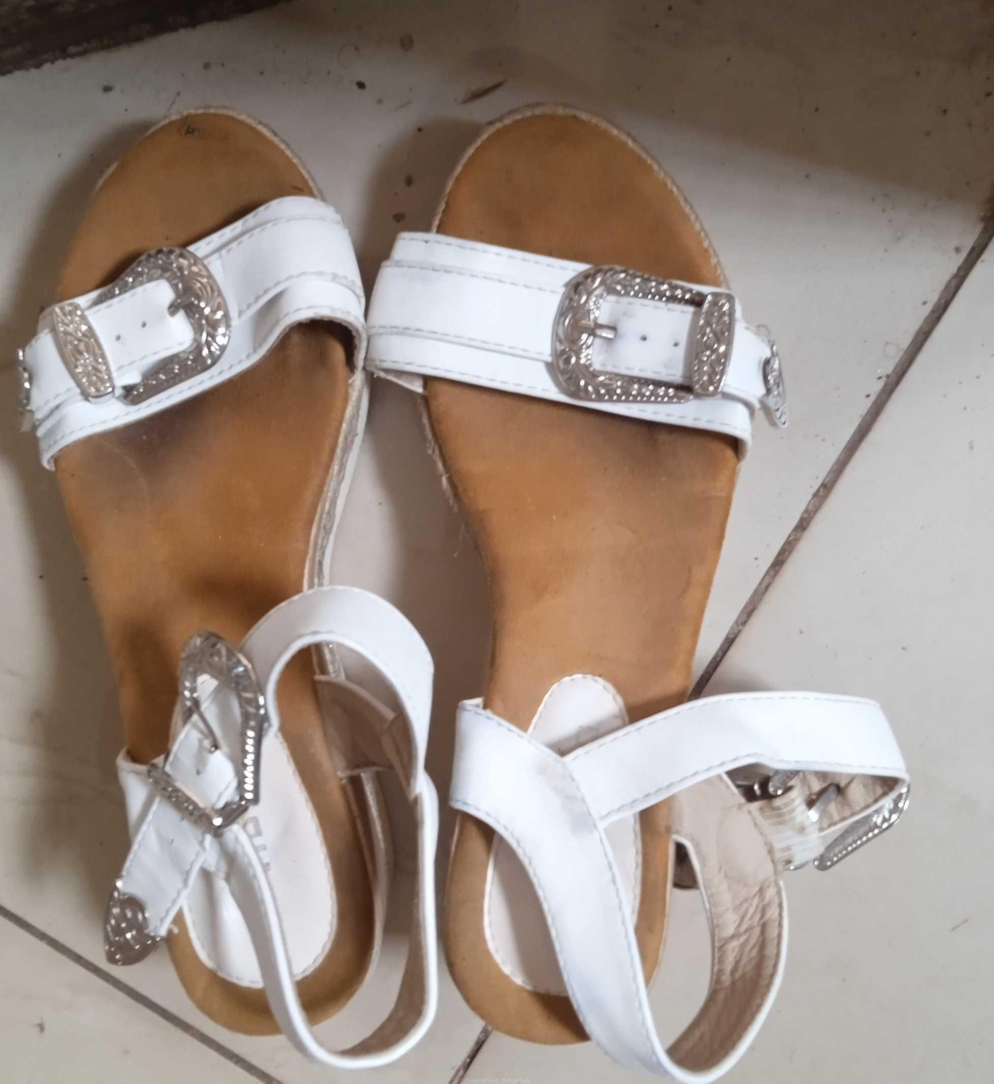 Second hand shoes