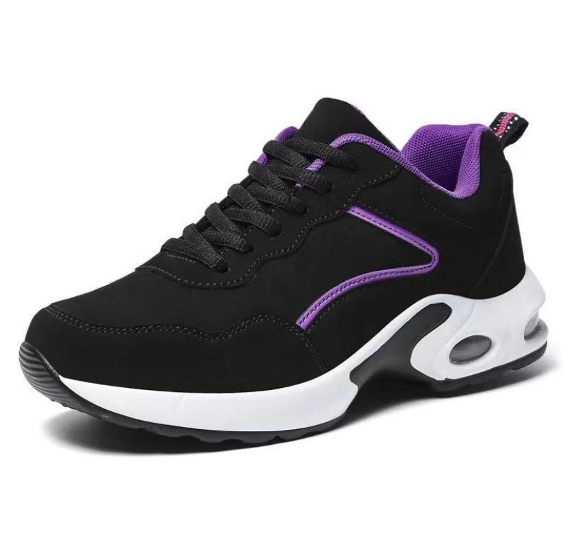 Runner sneakers