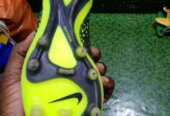 Sports shoes