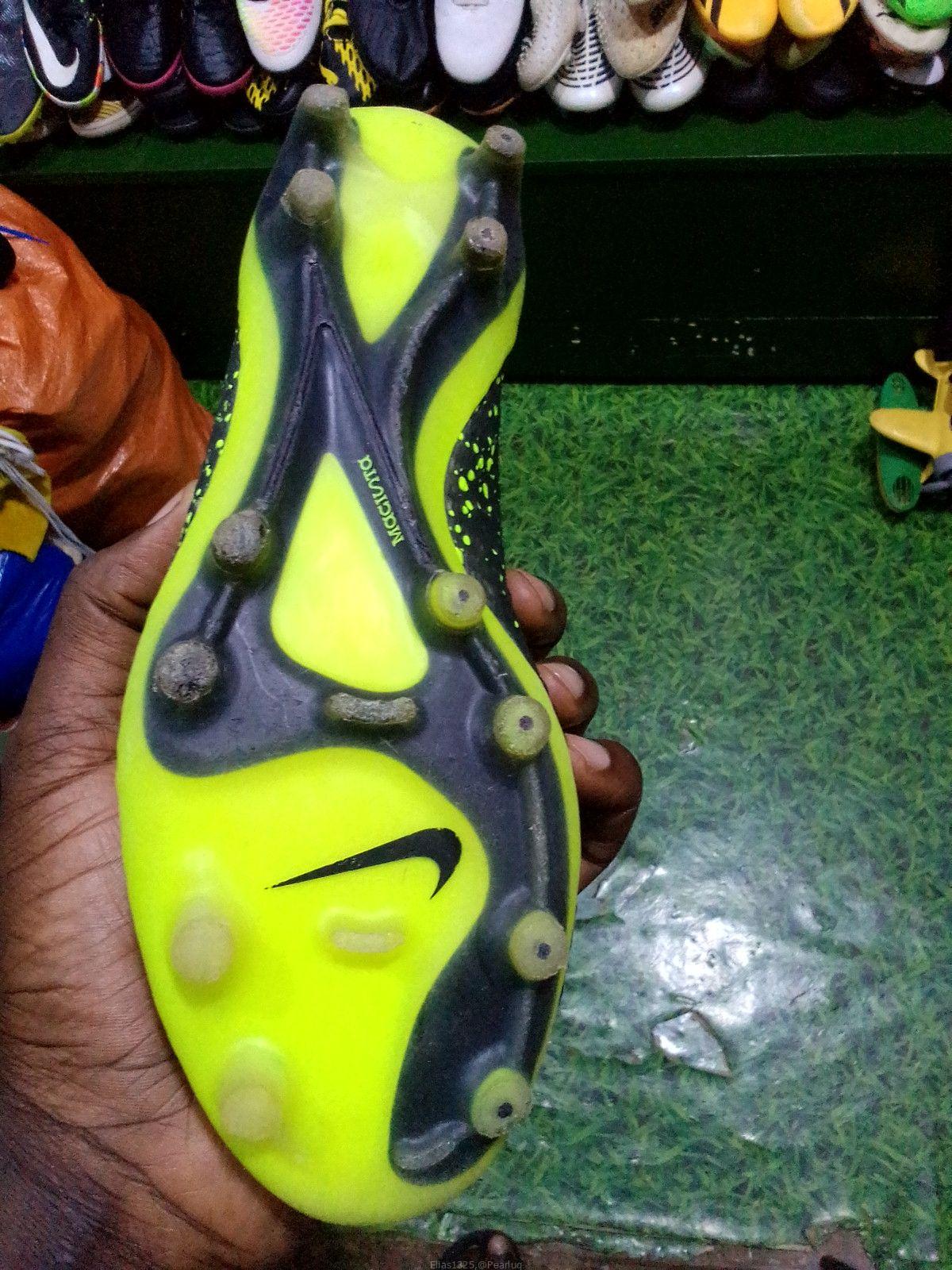 Sports shoes