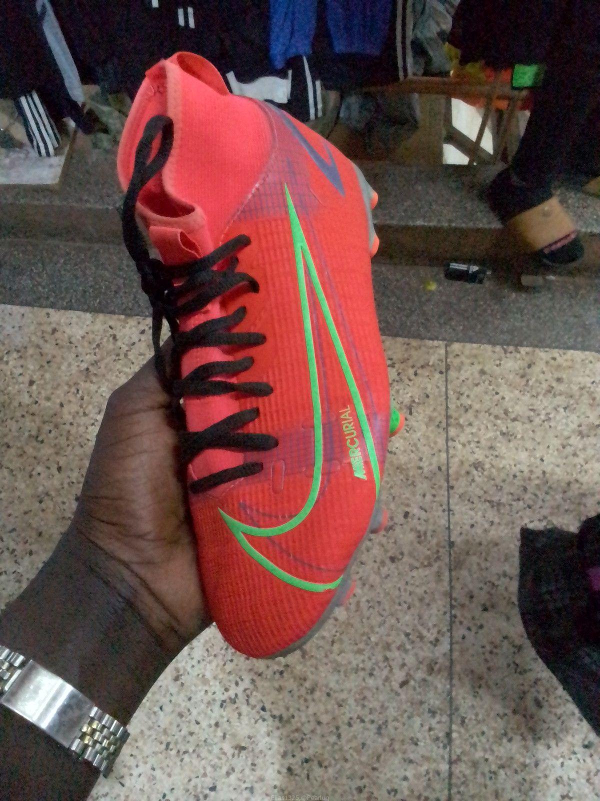 Sports shoes
