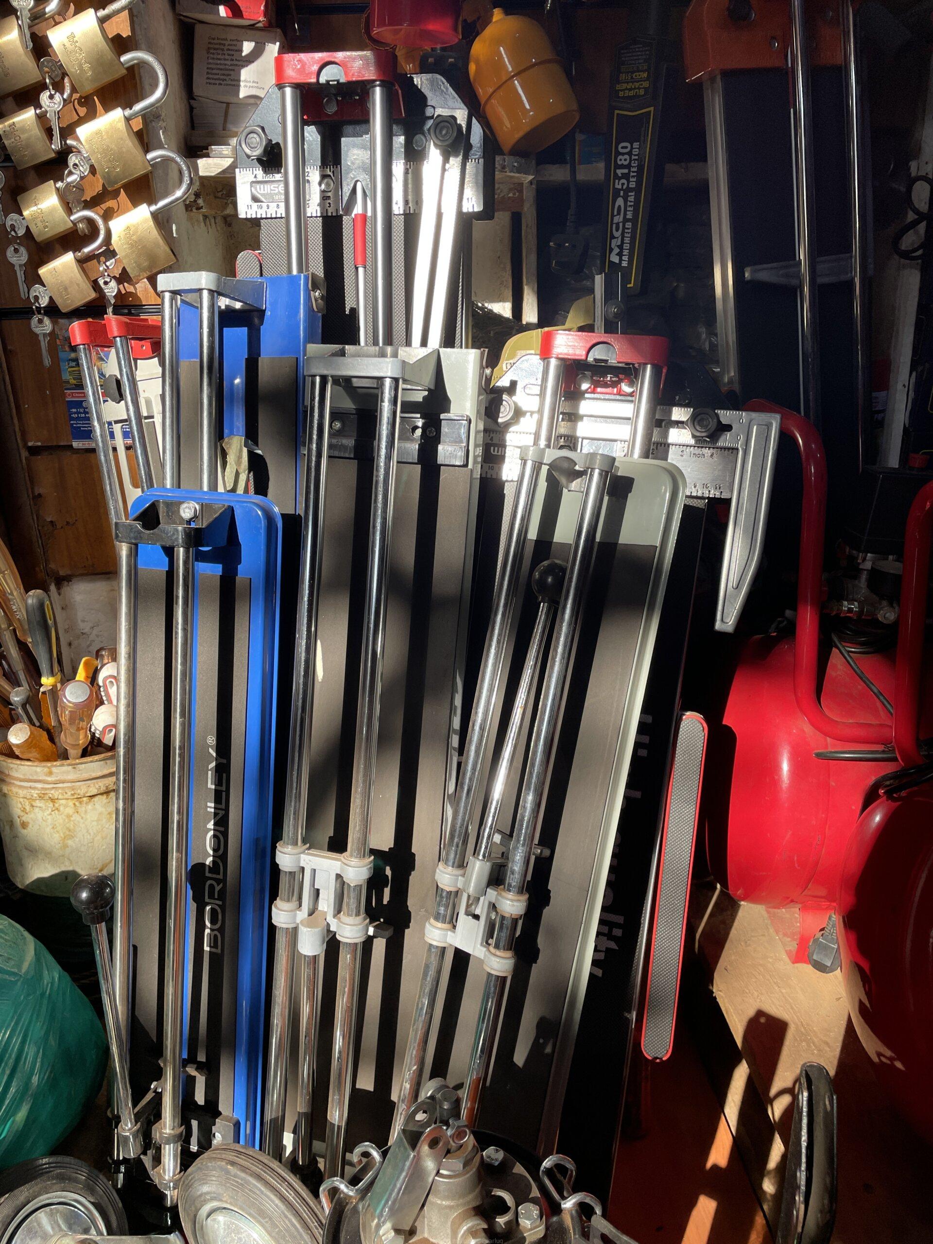 Hand tile cutters