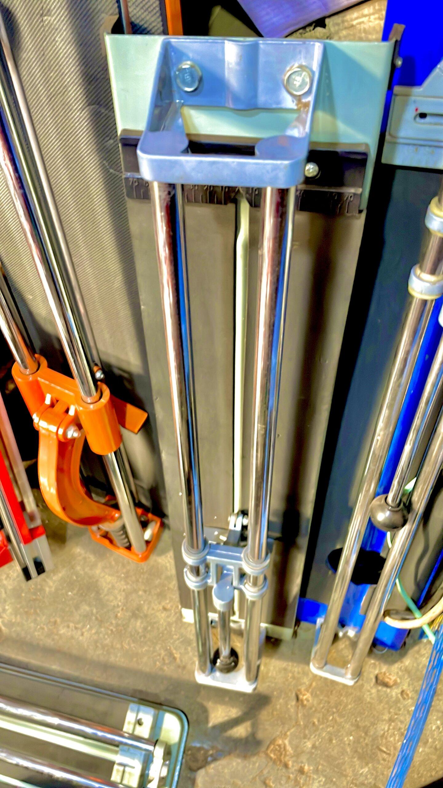 Hand tile cutters
