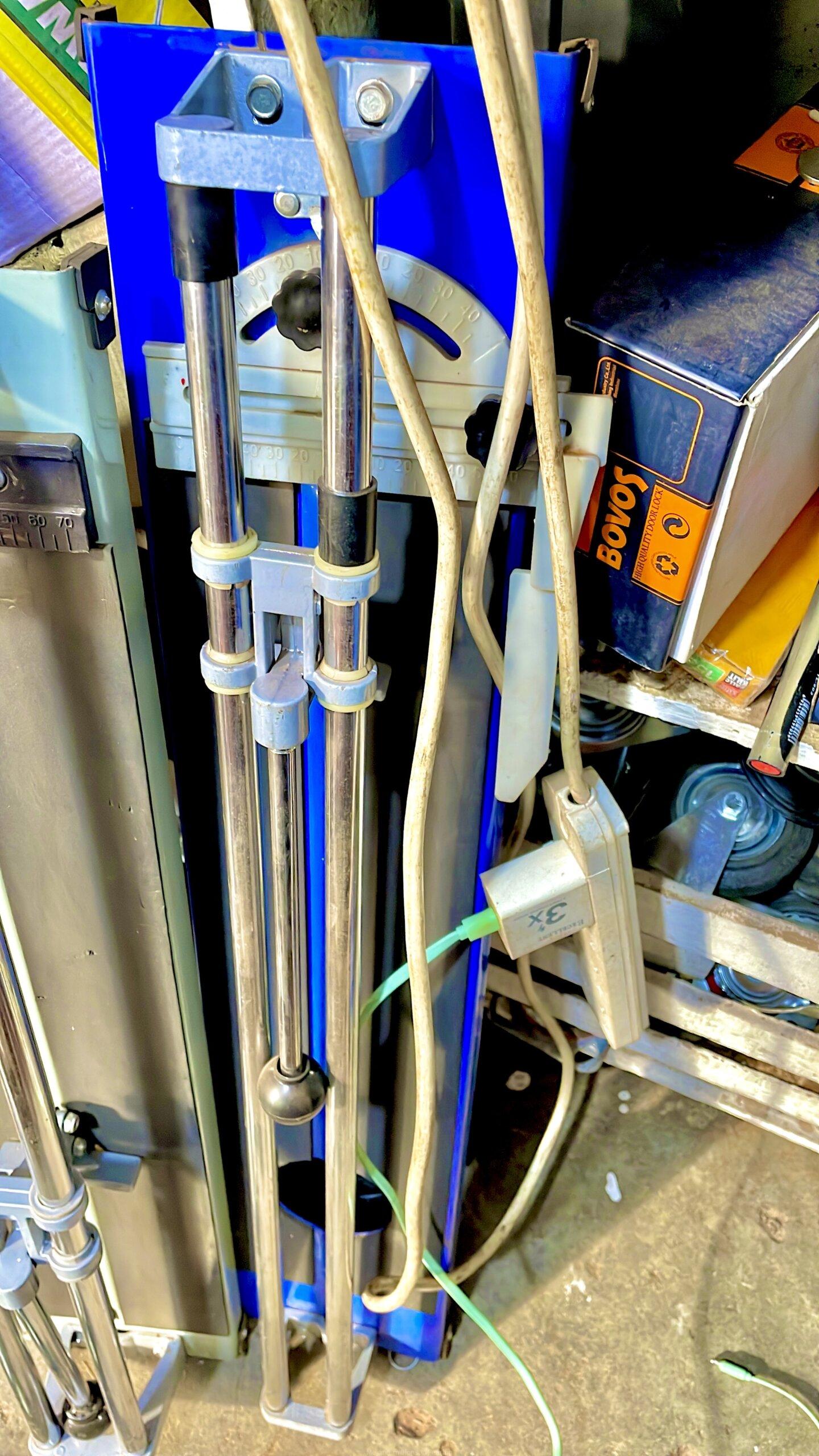 Hand tile cutters