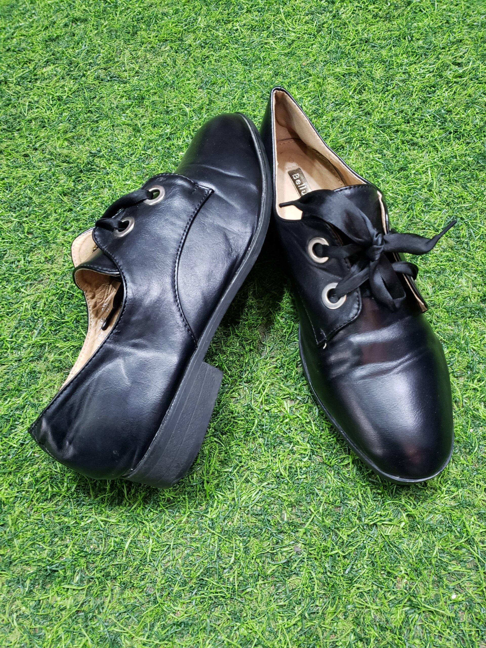 Second hand ladies shoes