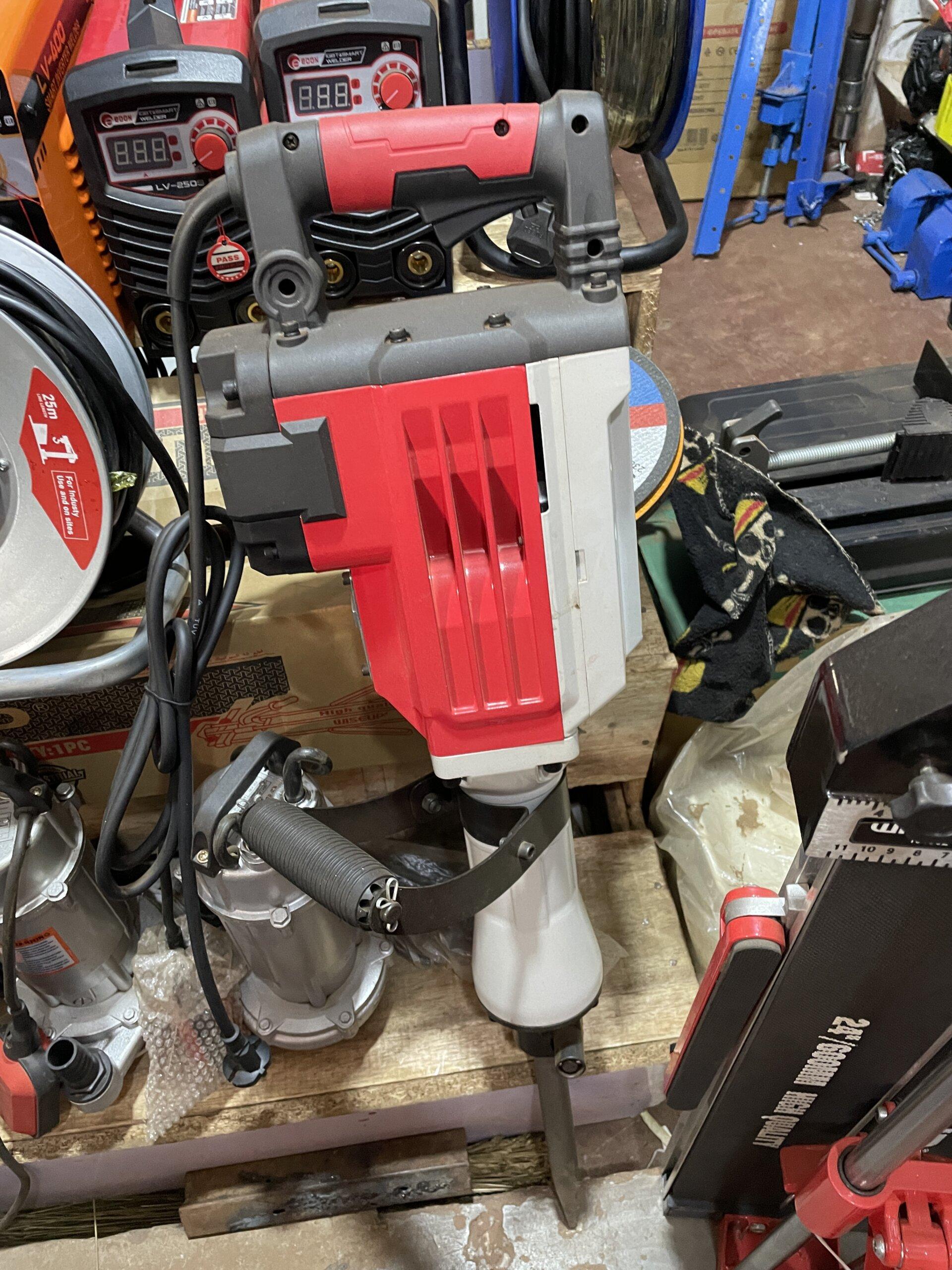 Demolishing hammer /breaker