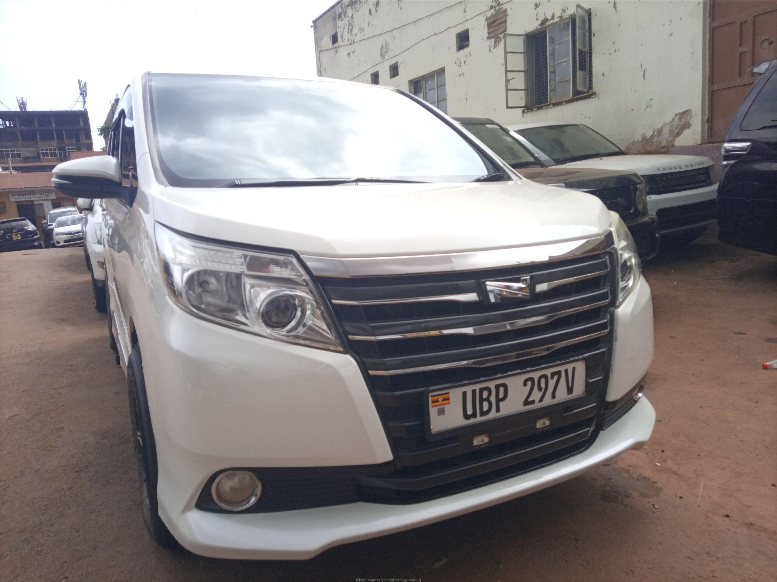 TOYOTA NOAH 2014 FOR SALE.