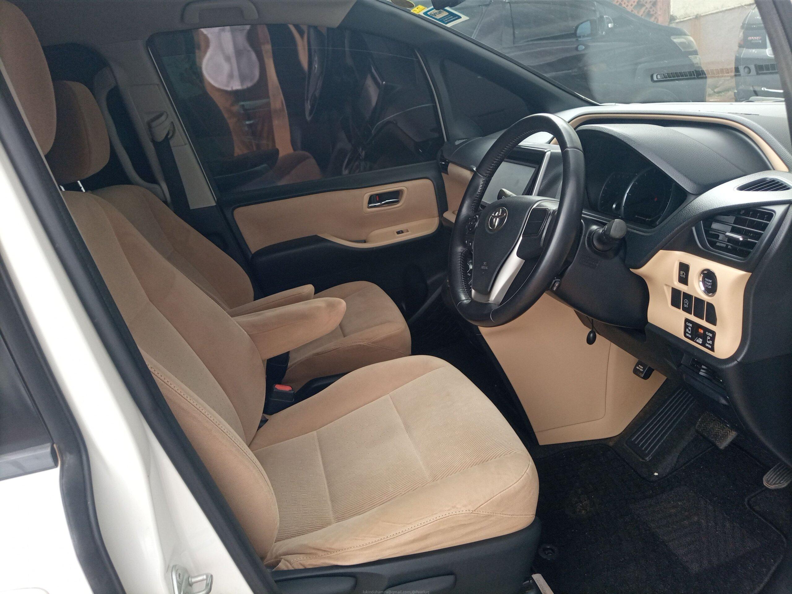 TOYOTA NOAH 2014 FOR SALE.