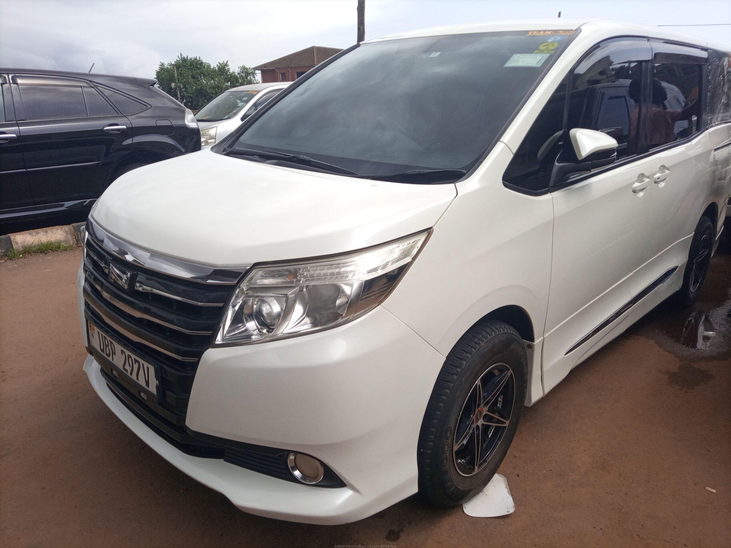 TOYOTA NOAH 2014 FOR SALE.