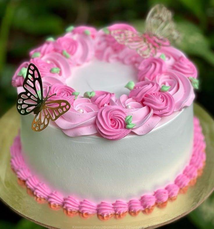 Vanilla and strawberry cakes