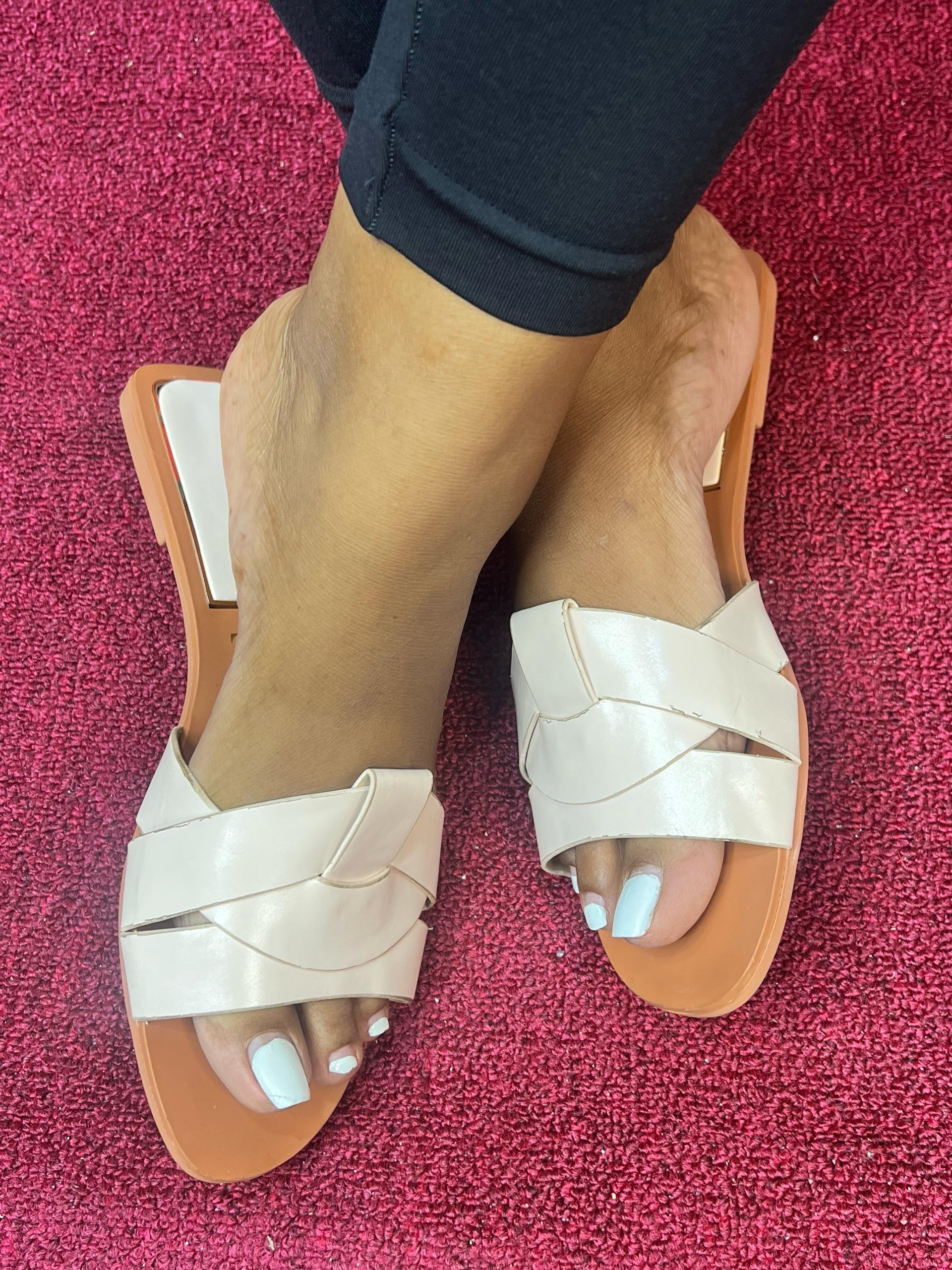 Flat shoes