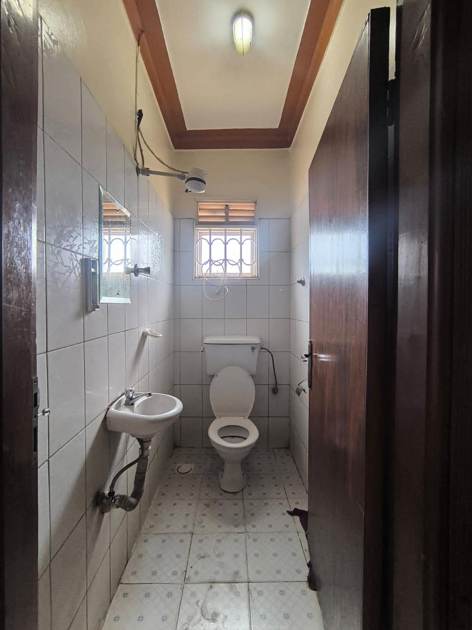 Flat to Rent in Najjanankumbi zone 11, Stella stage opposite NYODO Club Entebbe Road