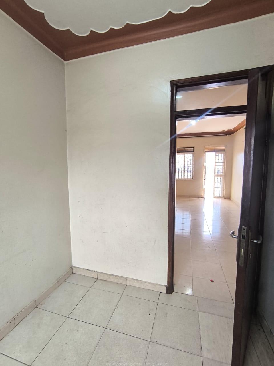 Flat to Rent in Najjanankumbi zone 11, Stella stage opposite NYODO Club Entebbe Road