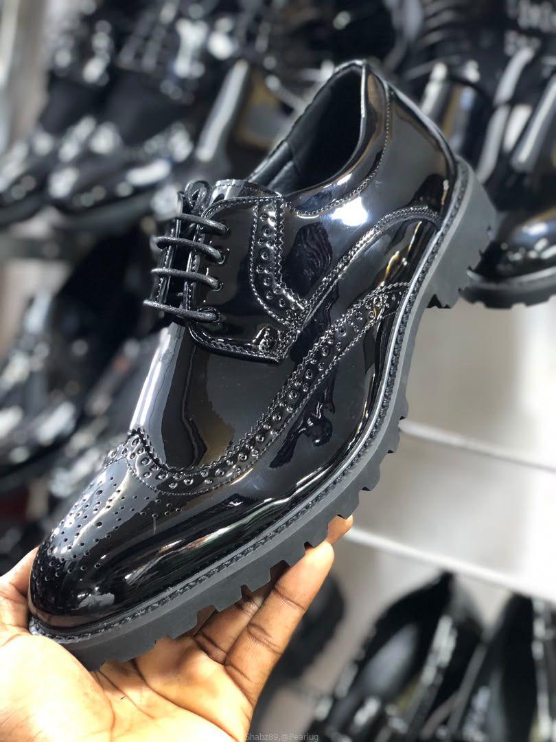 Men’s classic shiny Oxford shoes