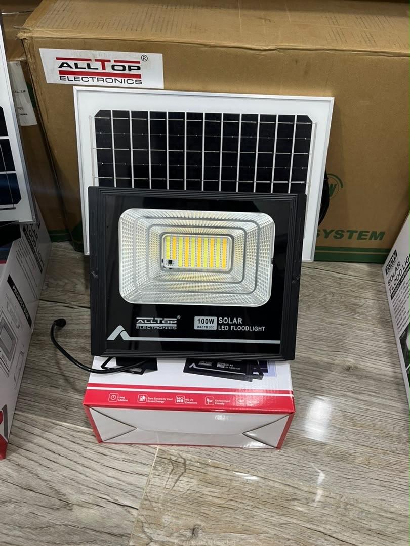 100W solar floodlight
