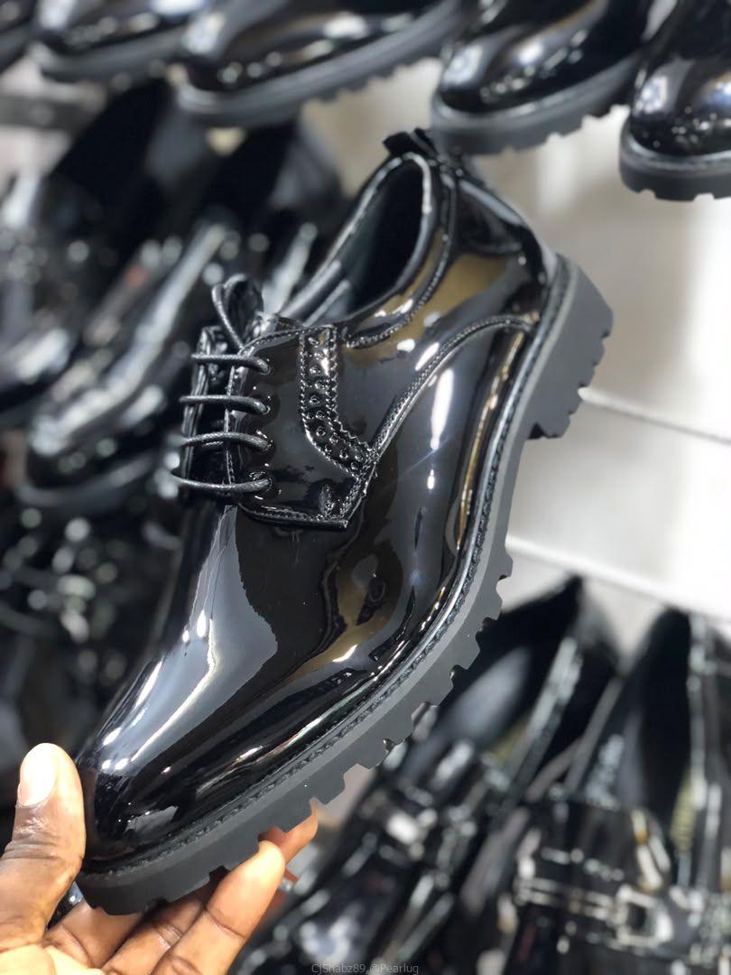 Men’s classic shiny Oxford shoes