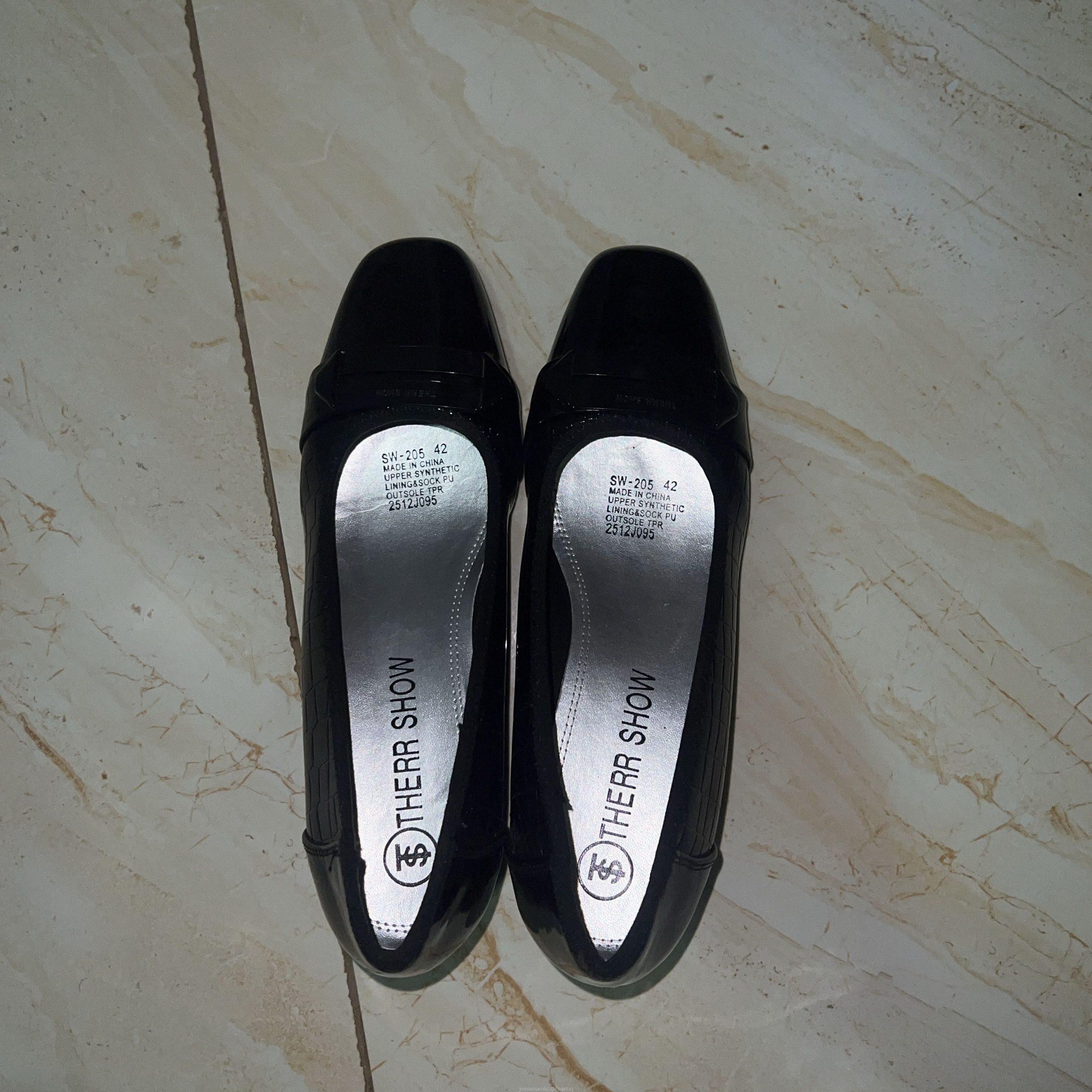 Black Croc-Embossed Loafers – Size 42 | Three Show